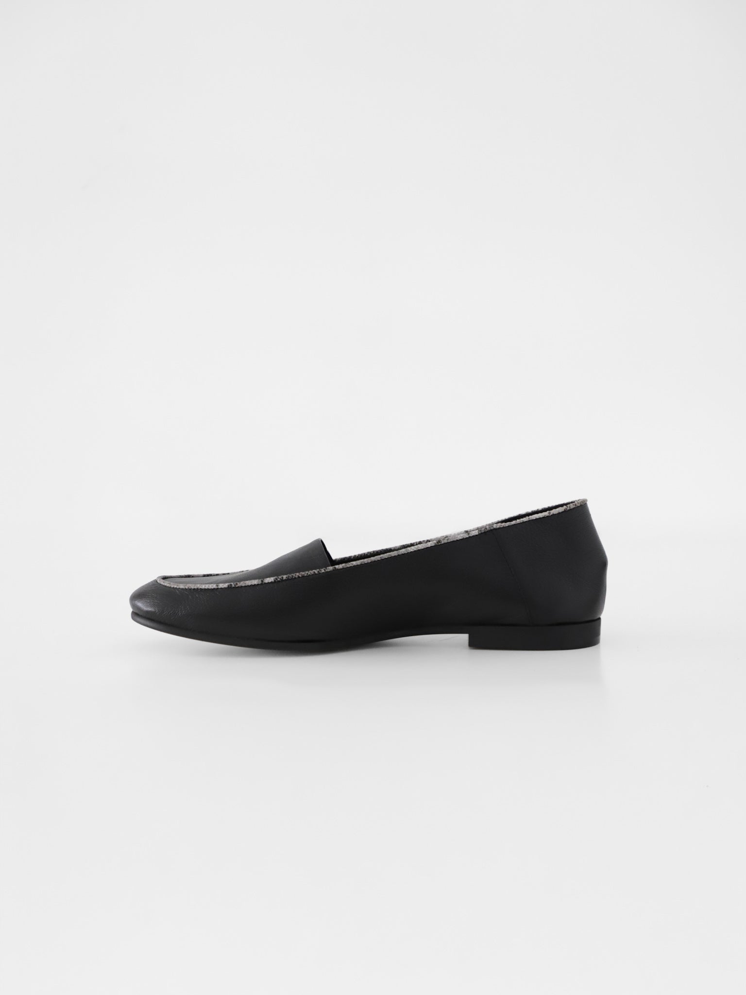 oval moca / Hender Scheme – unplugged clothing store